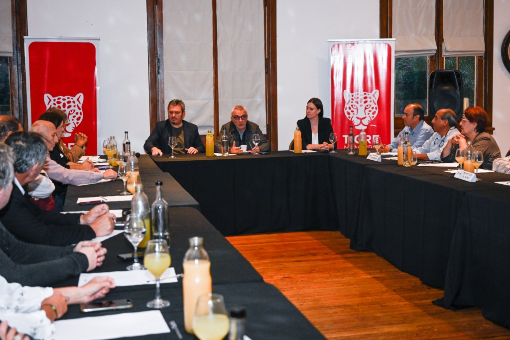 Julio Zamora con representantes del Rotary Club y Club de Leones: 