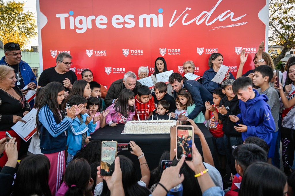 Julio Zamora acompañó a la comunidad en el 82° aniversario del barrio Las Tunas