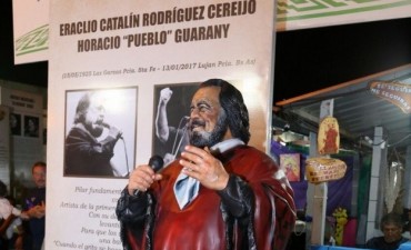Cosquín ya luce con la estatua del legendario músico Horacio Guarany