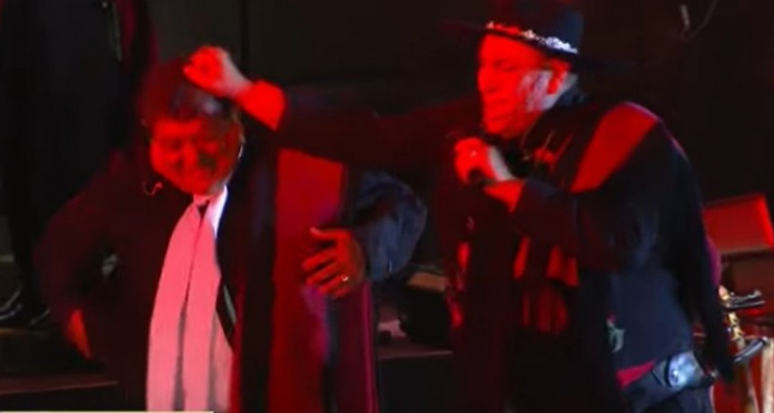 Mira el maltrato que sufrió uno de los músicos del Chaqueño Palavecino en su actuación de Jesús María 