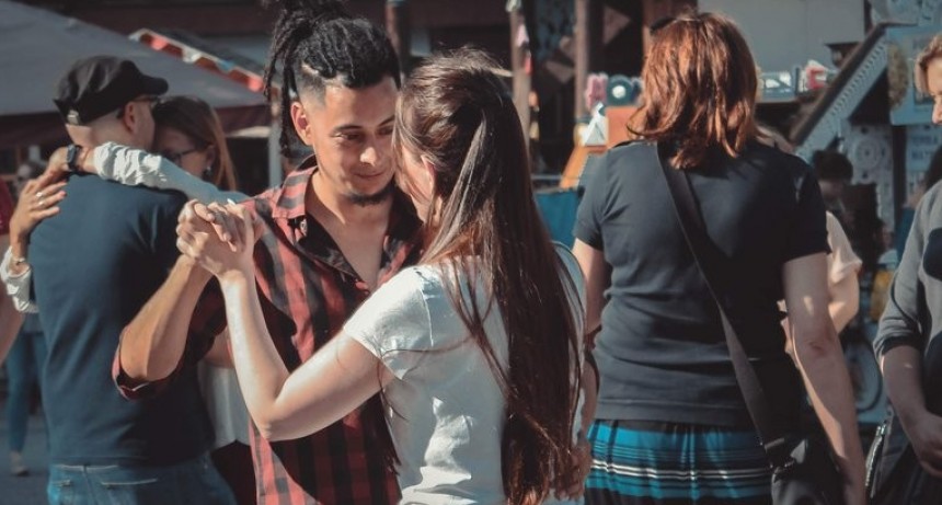 Es argentino y enseña folklore en Moscú: “Acá se quejan porque venden su vacuna afuera antes de dársela a todos los rusos”