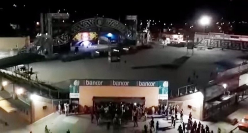 “Aquí, Cosquín”: este año, la tradicional frase sonó distinta en una desolada plaza Próspero Molina