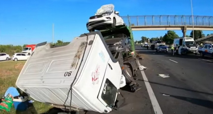 Dos personas murieron en un triple choque en la autopista Panamericana