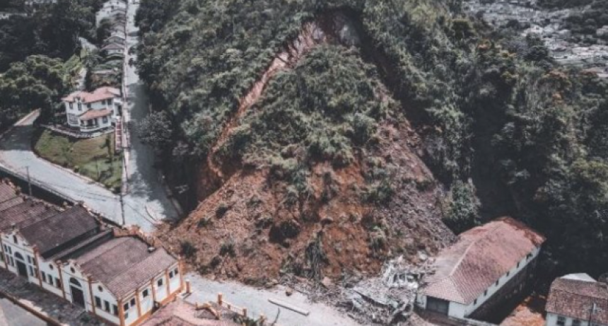  Se derrumbó un morro y destruyó dos caserones históricos en Ouro Preto, Minas Gerais 