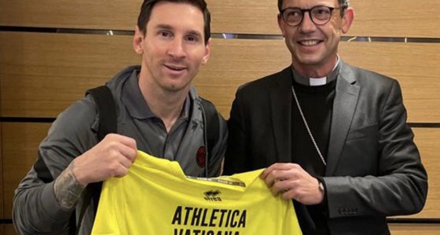 Messi recibió una camiseta del equipo del Vaticano firmada por el papa Francisco