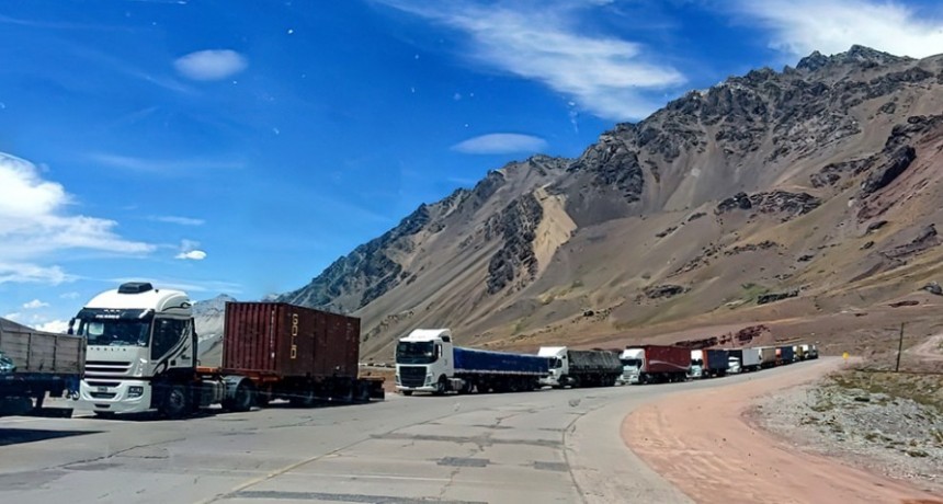 Preocupación por los tres mil camiones varados en la frontera con Chile