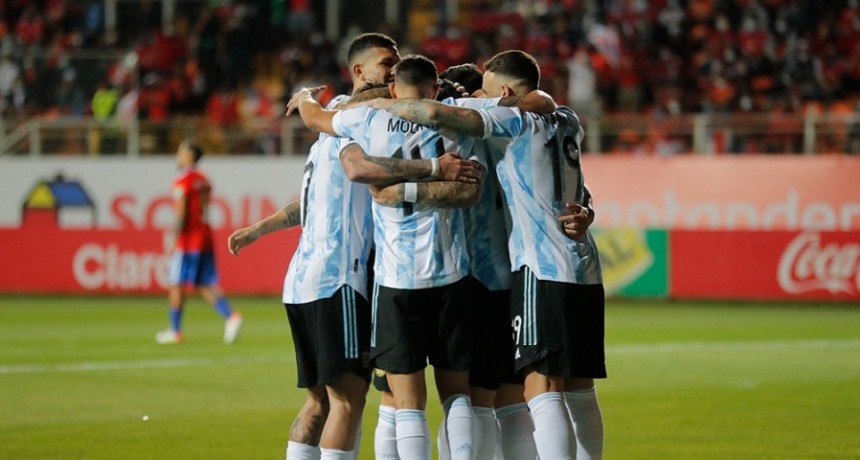 Argentina luchó hasta el cansancio y derrotó a Chile que sufre para llegar a Qatar