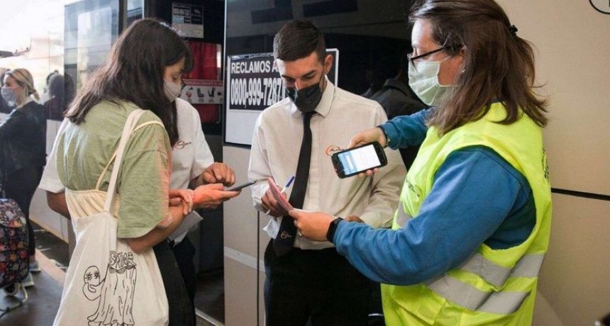 Pase sanitario: pasajeros y choferes coinciden en que es una buena medida contra el coronavirus