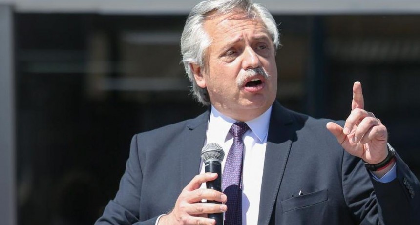 Alberto Ferández visita la planta Gráfica Argentina, en Loma Hermosa