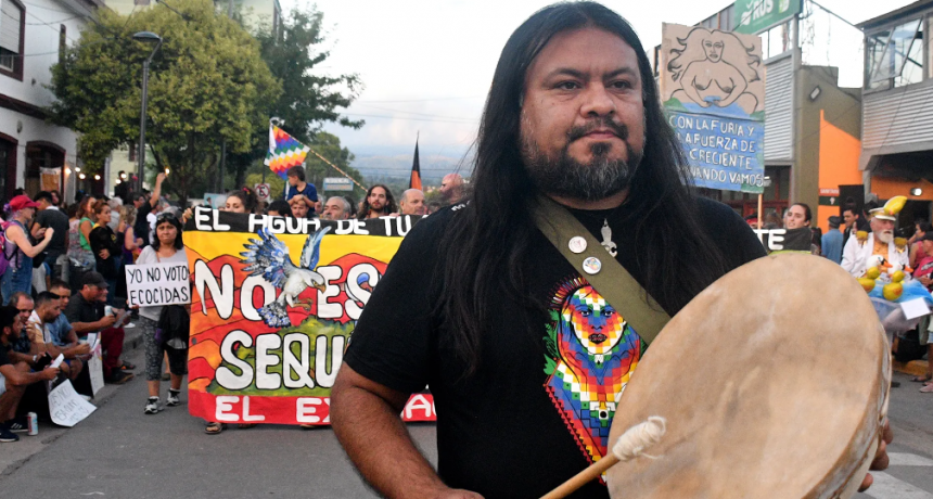 Jeremía Chauque: música y militancia en Cosquín siguiendo la huella de Rubén Patagonia