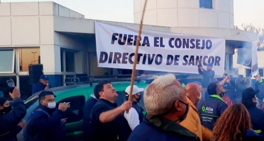 Mientras Sancor culpa a Atilra de perder $ 4.500 millones, otra empresa láctea denuncia bloqueos