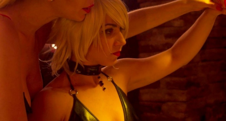 “Latex rojo”, entretenido y bizarro ensayo sobre la libertad