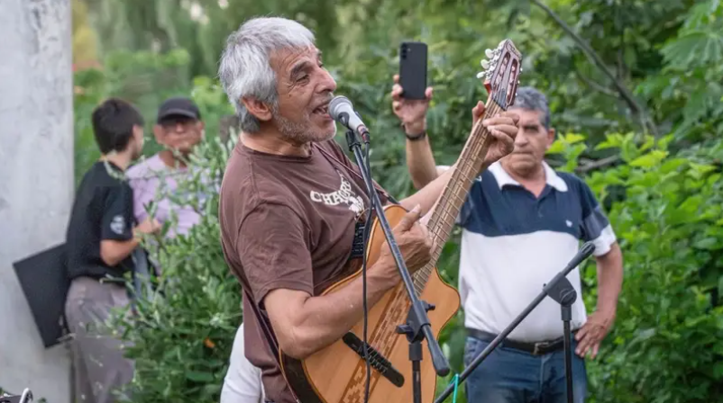 Peteco Carabajal convirtió su casa en un espacio cultural para la comunidad