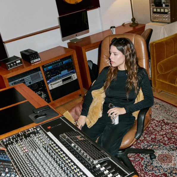 Rosario Ortega sorprende con 'Punta Cana', un viaje musical por la ansiedad del amor moderno