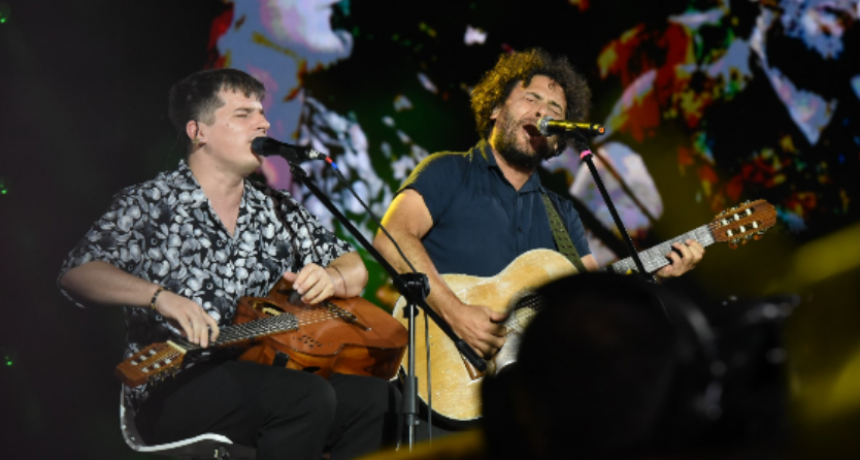 Cosquín vibró en su segunda luna: poesía, identidad, compromiso y un cruce generacional que emocionó a la plaza