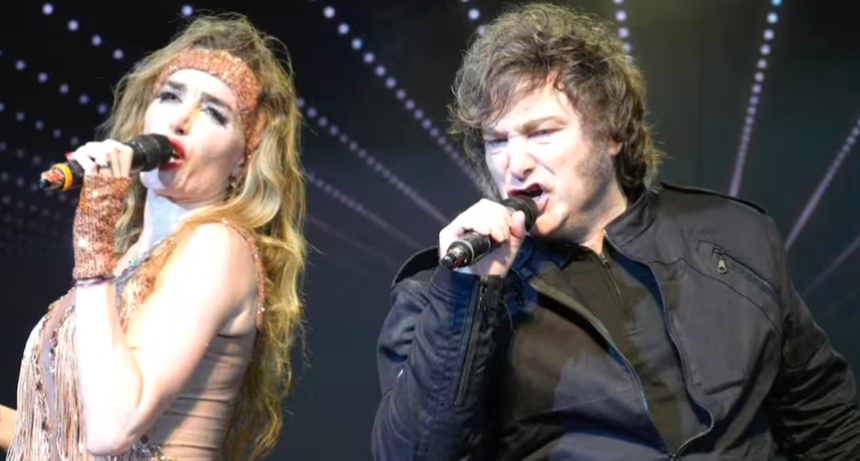 Milei estalla en Mar del Plata: canta con Fátima Florez, recibe apoyo y también fuertes protestas