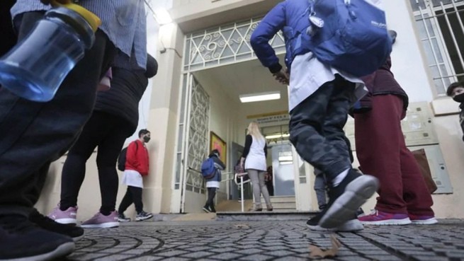 Cerca de 800 mil alumnos vuelven a las aulas desde hoy en CABA y Mendoza