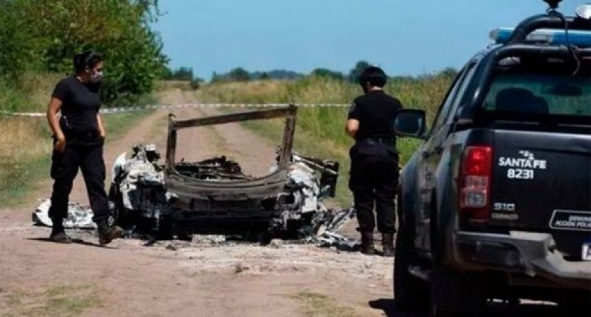 Un invitado dijo que quemó el auto con la mujer adentro porque se asustó