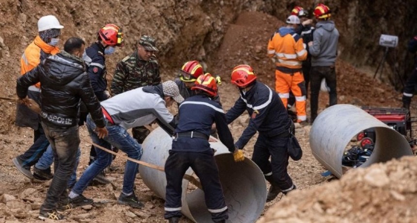 Desesperado rescate en Marruecos de un niño que cayó hace cinco días en un pozo