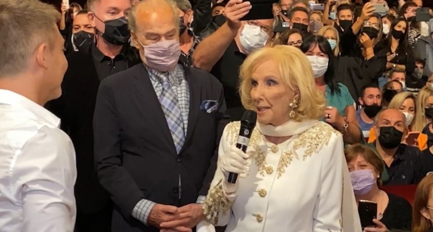 Mirtha Legrand fue al teatro a ver a Suar y Peretti y fue ovacionada por el público