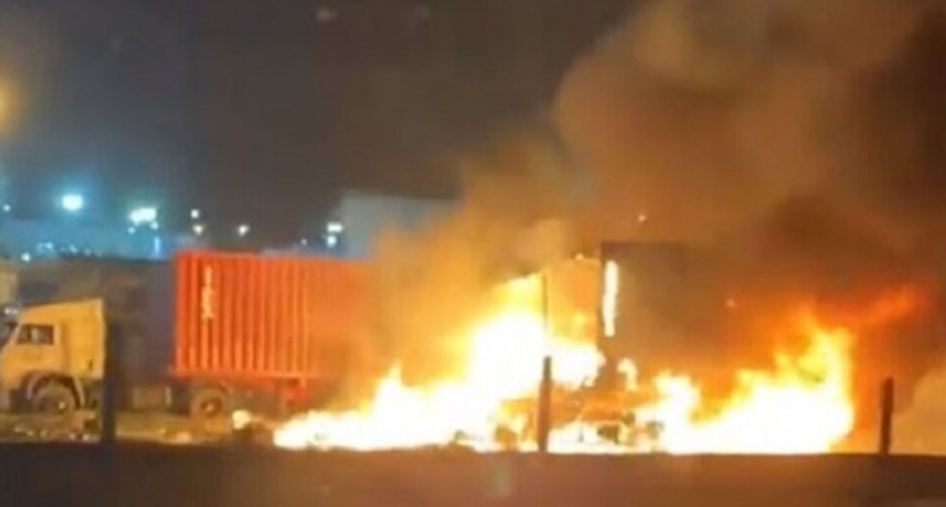 Un camión que transportaba material inflamable chocó y explotó en Panamericana: hay cuatro muertos