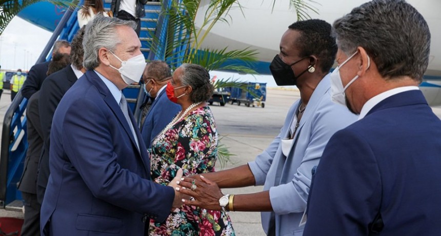 Fernández concluye su visita con una reunión con la primera ministra de Barbados