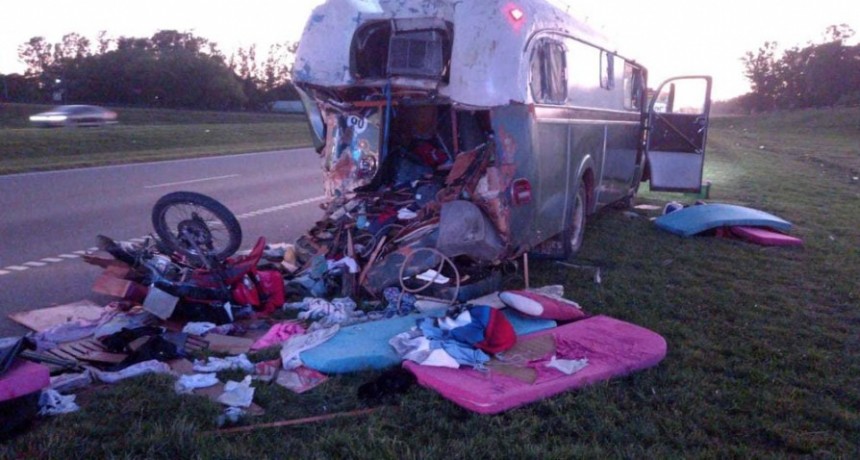 Un muerto y cinco heridos al chocar un cami&oacute;n y un motorhome en Z&aacute;rate