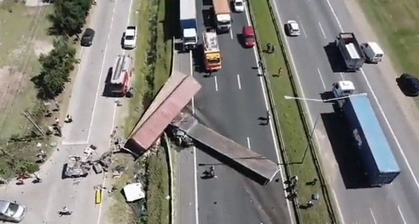 Fuerte choque de dos camiones en la Panamericana: hay dos heridos