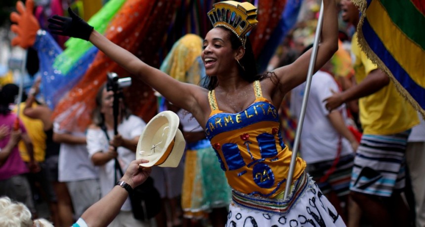  El carnaval callejero de Brasil tiñó de ritmos afros la mítica zona tanguera del Abasto 