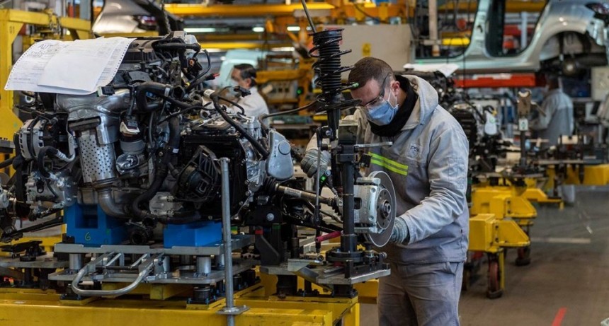 La industria continúa su recuperación y el empleo del sector superó el nivel previo a la pandemia