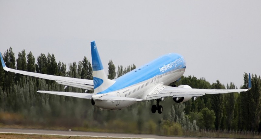 Aerolíneas Argentinas reprograma un centenar de vuelos por el paro de controladores