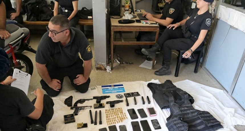 En menos de 12 horas, motociclistas balearon dos comisarías