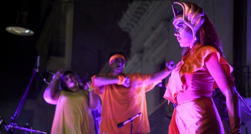 A puro color, música y baile, el microcentro porteño recibió la apertura del FIBA