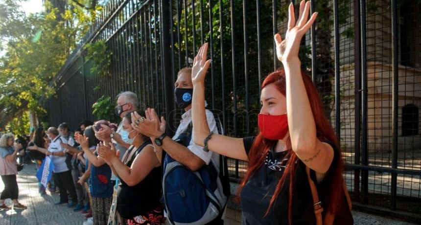 Reclaman por el edificio de una escuela de sordos por un plan para que sea Casa del Vino