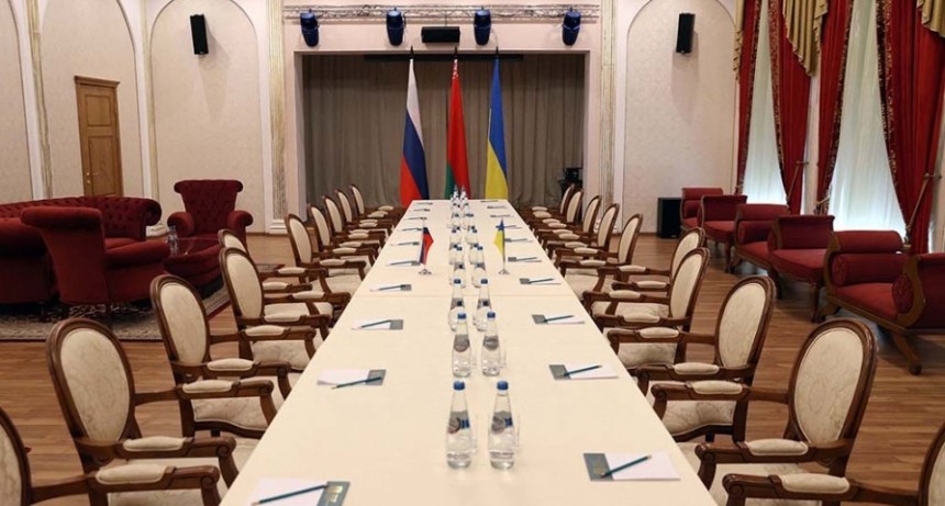 La negociación: Ucrania exige un alto el fuego y Rusia pide conversar 
