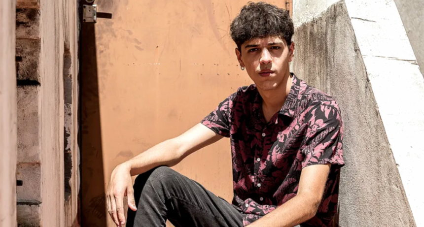 A los 19 años es un virtuoso guitarrista conjuga jazz, tango, flamenco y folclore