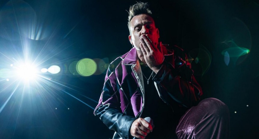 Multitudinaria apertura de la Confluencia con Tan Biónica y su manojo de simples canciones