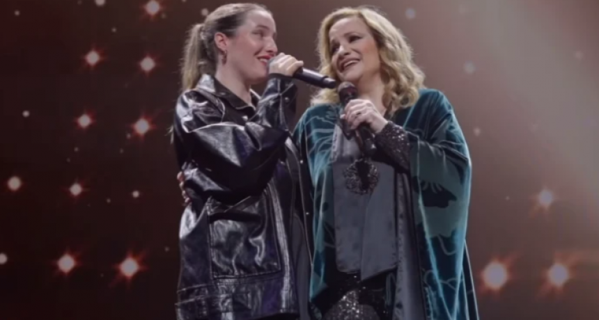 Luc&iacute;a Gal&aacute;n canta junto a su hija en Miami