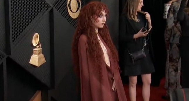 Topless, shock y furor digital: Chappell Roan rompió la alfombra roja de los Grammys 2026