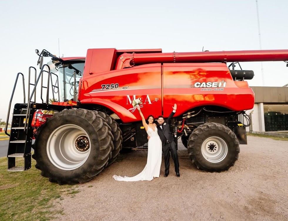 Cuando el amor también se siembra: llegaron a su casamiento en una cosechadora y emocionaron a todos