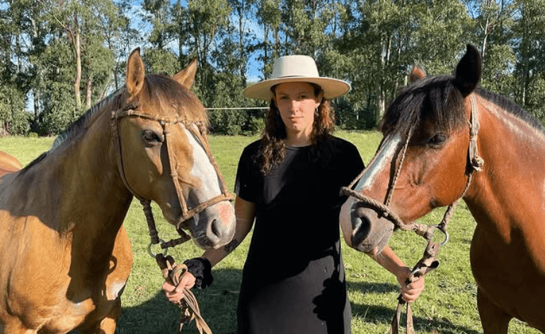 Del fin del mundo a Palermo: la historia de la fueguina que persigue su sueño entre vacas y caballos