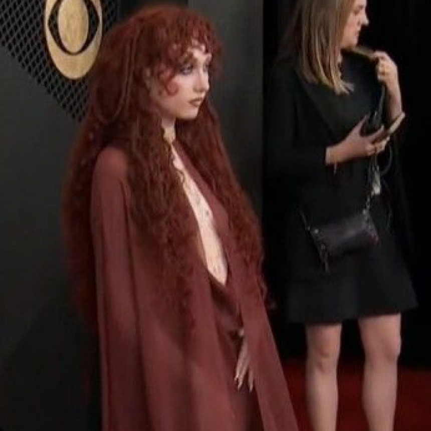 Topless, shock y furor digital: Chappell Roan rompió la alfombra roja de los Grammys 2026