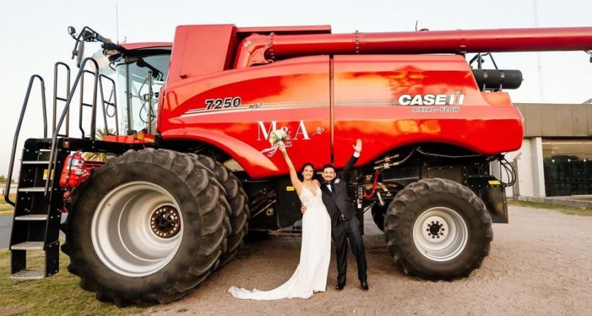 Cuando el amor también se siembra: llegaron a su casamiento en una cosechadora y emocionaron a todos