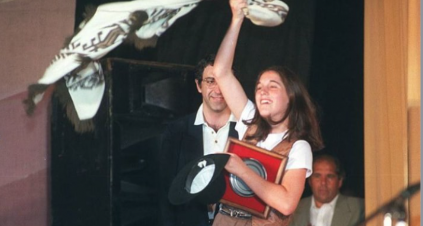 De un gesto anónimo a símbolo nacional: cómo nació el revoleo del poncho que convirtió a La Sole en leyenda