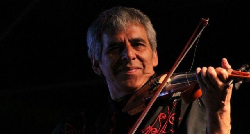 Peteco Carabajal cumple 65 años, repasa su rica trayectoria y toca con su hijo Homero