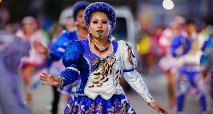 Miles de personas disfrutaron el Corso Central en Mar del Plata