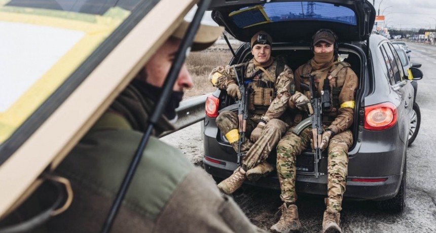 Ucrania y Rusia negocian mientras EEUU envía armas y tilda de 