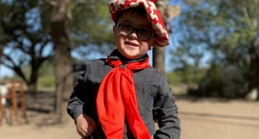 Santino tiene 6 años, es payador y enternece a todos por su amor a las tradiciones