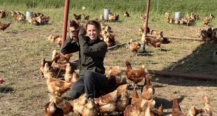 Priscila, la agrónoma que produce huevos de gallina a pasto y los vende hasta en sus torneos de pade