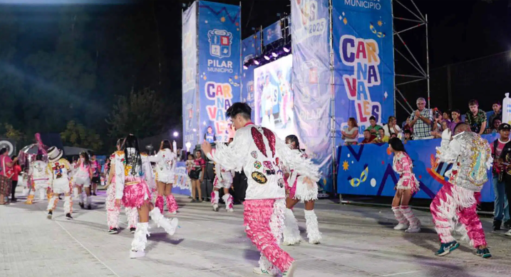 Achával compartió junto a vecinos el inicio de los carnavales